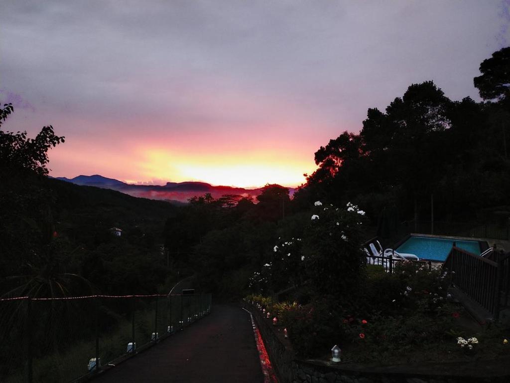 The Grand Hills Bed & Breakfast Kandy Bagian luar foto